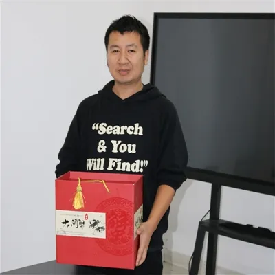 Bhuaigh Gao Rui an Curadh Míosúil Díolacháin Agus Bhronn an Chuideachta Duais...